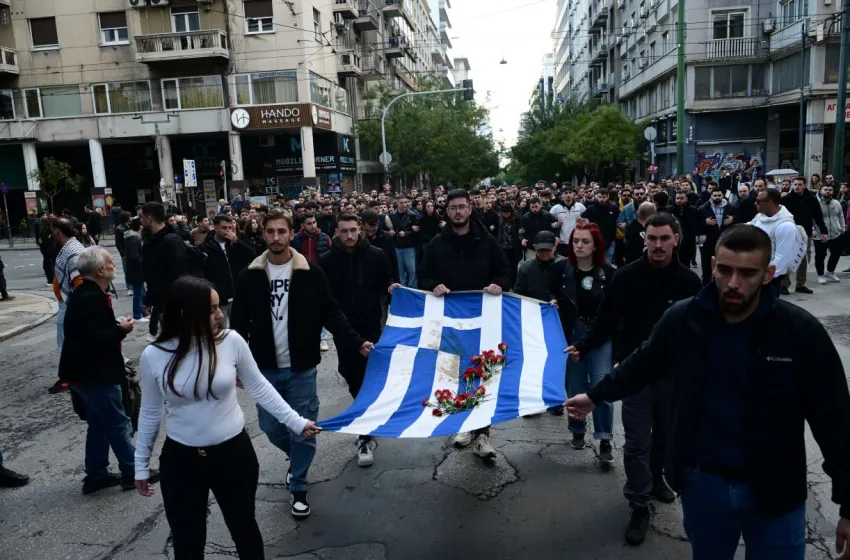  LIVE/Πολυτεχνείο: Σε εξέλιξη η μεγάλη πορεία- Συγκίνηση στο μνημείο- Κυκλοφοριακές ρυθμίσεις (εικόνες, vid)