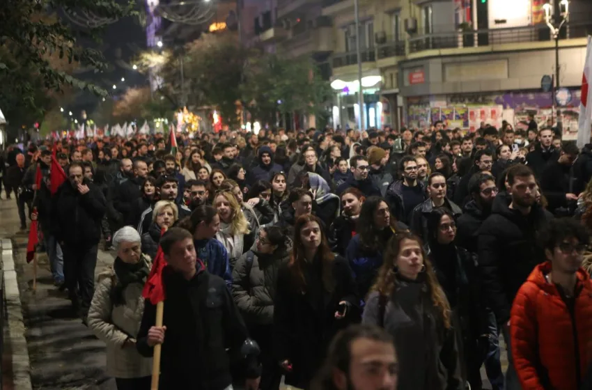  Θεσσαλονίκη: Μαζική η πορεία για το Πολυτεχνείο