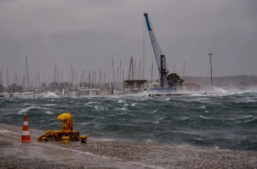  Κακοκαιρία: Έδεσαν τα πλοία σε Ζάκυνθο, Κεφαλονιά και Κυλλήνη – Προσάραξη ιστιοφόρου