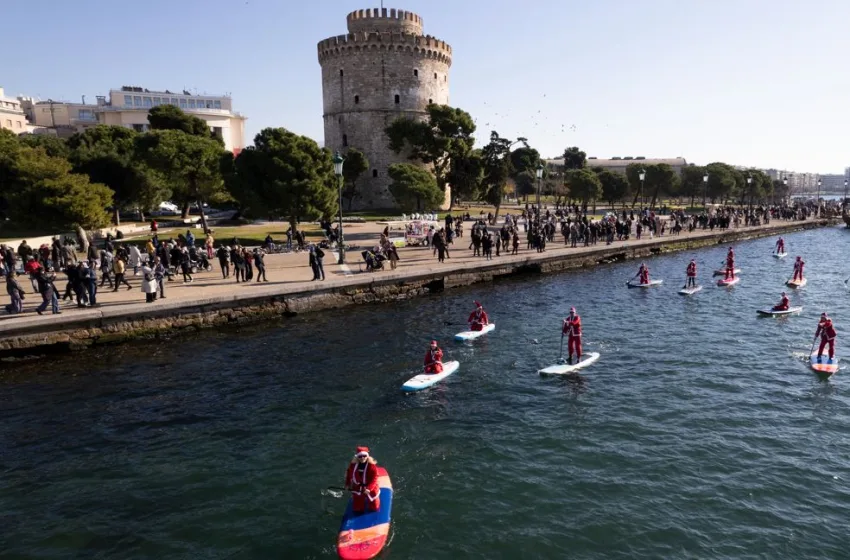  Θεσσαλονίκη: Άι Βασίληδες με κανό και με σανίδες sup ”πλημμύρισαν” τον Θερμαϊκό Κόλπο