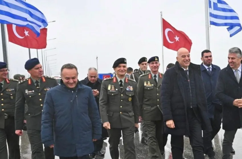 Στον Έβρο ο Δένδιας για τα Χριστούγεννα: “Έτοιμοι να προασπίσουμε την κυριαρχία μας”