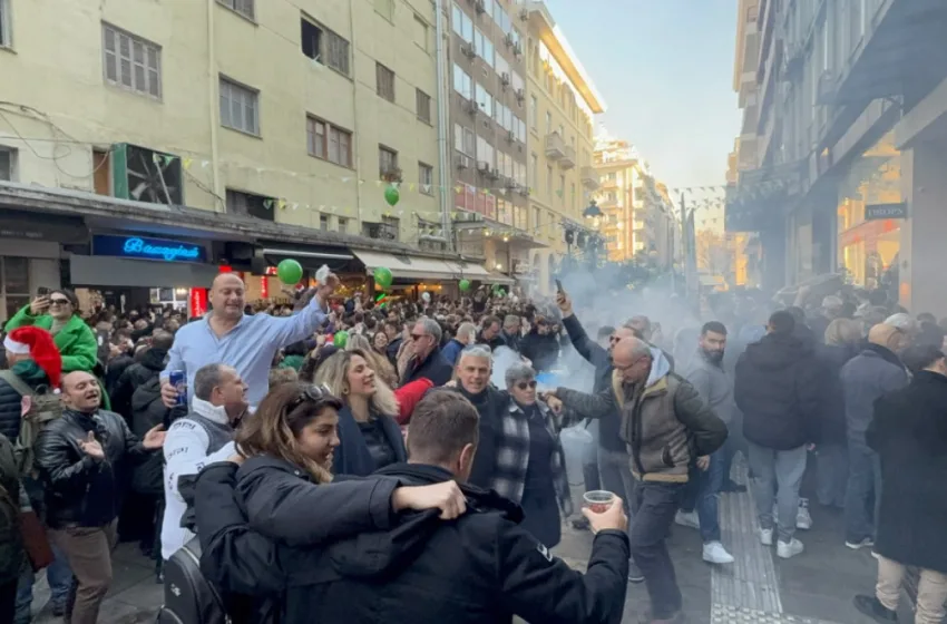 Θεσσαλονίκη: με μουσική, σουβλάκια και χορό αποχαιρετούν το 2024