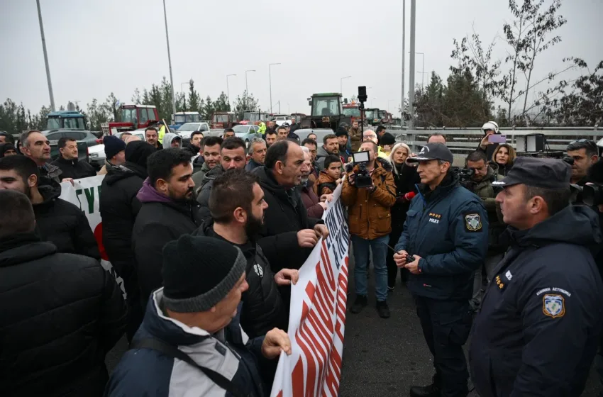 Αγρότες:Έκλεισαν για μία ώρα την Εθνική Οδό, στο ύψος της Γυρτώνης (vid)