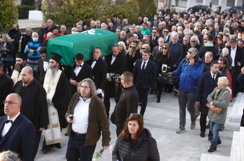 Μίμης Δομάζος: Στην τελευταία του κατοικία υπό τον ύμνο του Παναθηναϊκού- Συγκίνησαν οι επικήδειοι