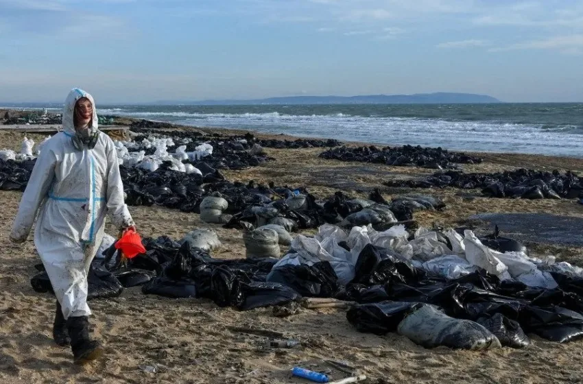 Ρωσία: Η πετρελαιοκηλίδα στην Κριμαία συνεχίζει να εξαπλώνεται