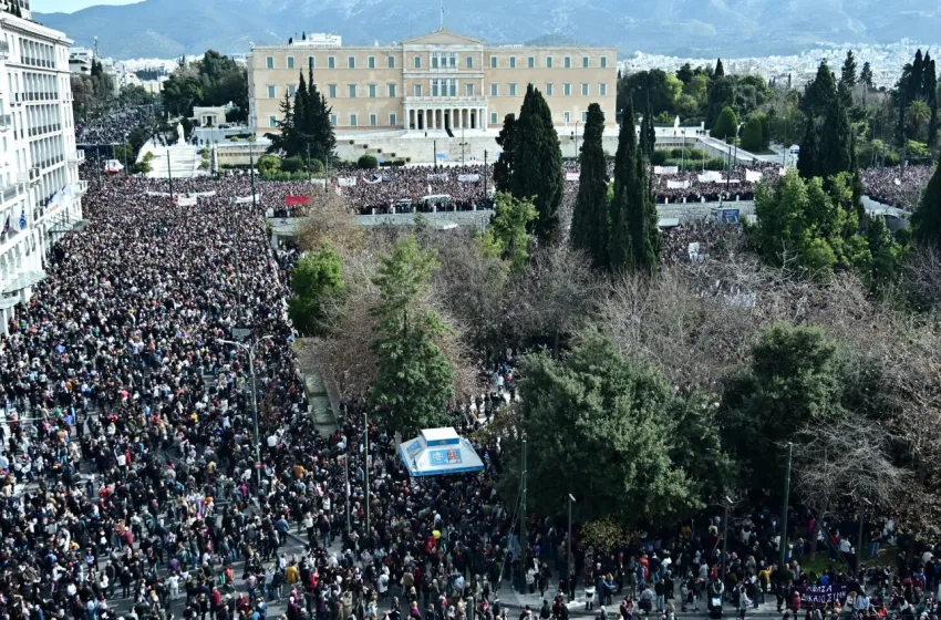 Τέμπη/”Δεν έχω οξυγόνο”: Μεγαλειώδεις συγκεντρώσεις με εκατοντάδες χιλιάδες στο Σύνταγμα και όλη την Ελλάδα(εικόνες, vid)