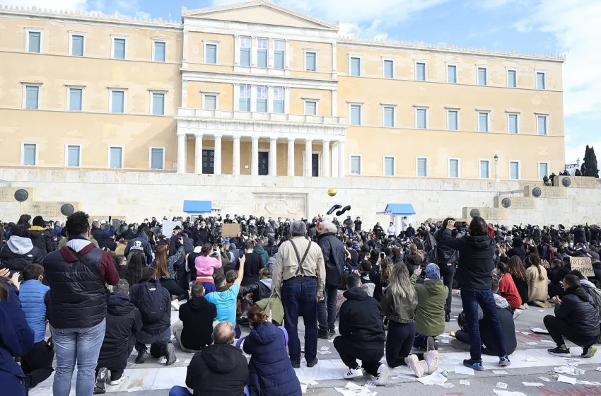 LIVE – Σύνταγμα: Παραμένουν διαδηλωτές στη Βουλή για τα Τέμπη