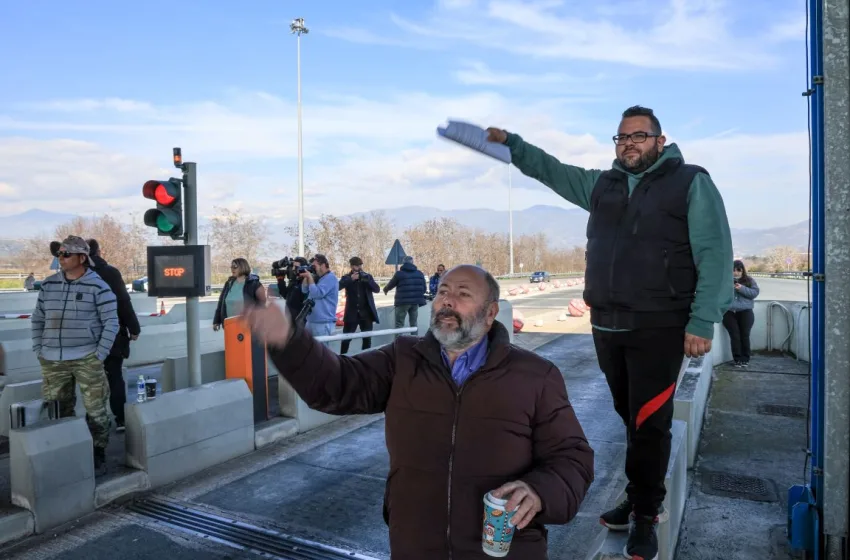 Λάρισα: Αγρότες άνοιξαν τις μπάρες στα διόδια