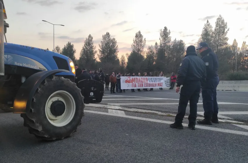 Λάρισα: Σε αιφνιδιαστικό κλείσιμο της ΠΑΘΕ Αγρότες προχώρησαν αγρότες της Γυρτώνης