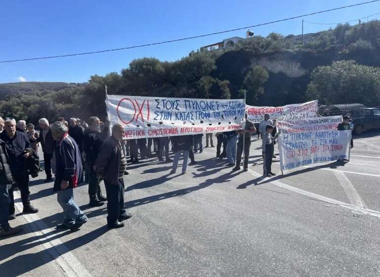 Χανιά: Οι αγρότες έστησαν μπλόκο στην Εθνική οδό – Προσωρινή διακοπή της κυκλοφορίας 