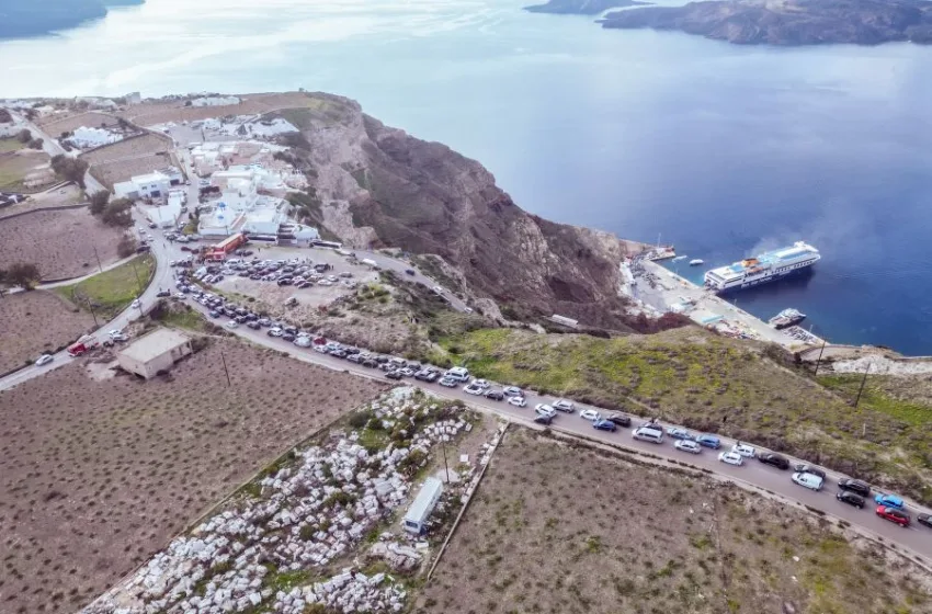 Σαντορίνη/Η μεγάλη φυγή: Ουρές χιλιομέτρων στο λιμάνι- Τα νέα μέτρα, έκτακτα δρομολόγια (εικόνες, vid)