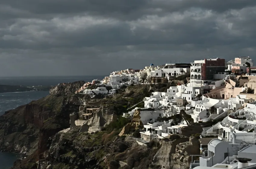 Σαντορίνη: Πιθανό το δυσμενές σενάριο- Σε κατάσταση έκτακτης ανάγκης και η Αμοργός