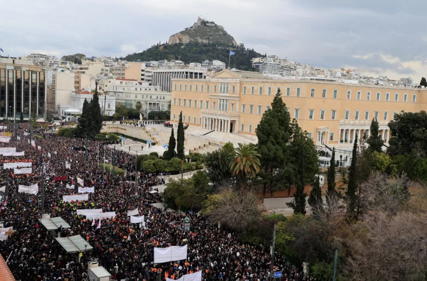 Τέμπη: Στο Σύνταγμα η Κωνσταντοπούλου – “Όλη η Ελλάδα είναι εδώ”