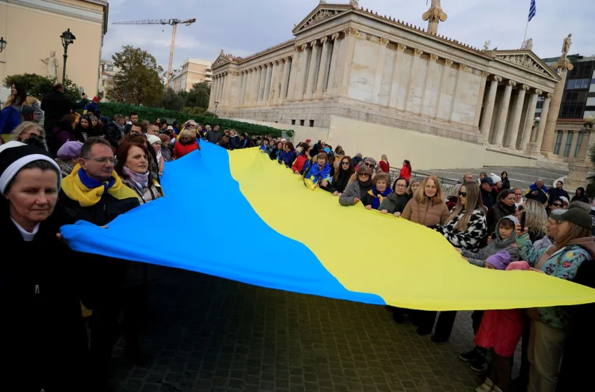 Σύνταγμα: Δυναμική πορεία για τα 3 χρόνια από τη ρωσική εισβολή στην Ουκρανία