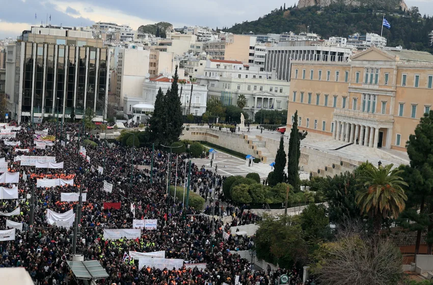 Εικόνες και βίντεο από τη μεγαλειώδη συγκέντρωση για τα Τέμπη σε όλη την Ελλάδα