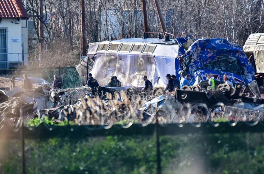  Τέμπη: Εικόνες από την έρευνα ειδικού κλιμακίου στα συντρίμμια της εμπορικής αμαξοστοιχίας