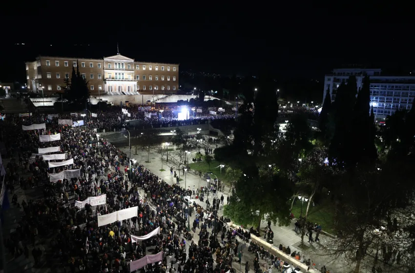 Τέμπη: Χιλιάδες κόσμου ζήτησαν Δικαιοσύνη έξω από τη Βουλή την ώρα που ήταν σε εξέλιξη η πρόταση δυσπιστίας- Δυναμικές συγκεντρώσεις σε όλη την Ελλάδα