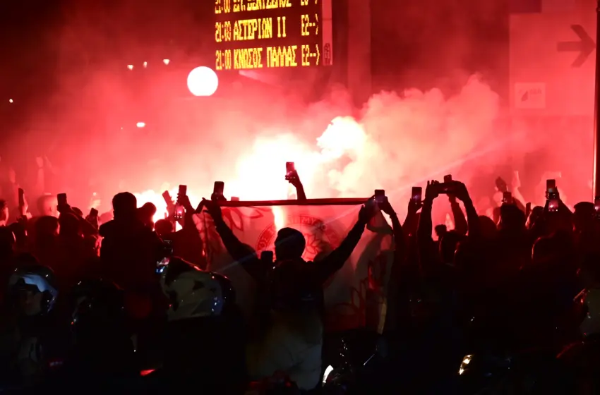 100 χρόνια Ολυμπιακός: Χιλιάδες φίλαθλοι στον Πειραιά, ξέφρενη γιορτή-Εντυπωσιακό drone show (vid)