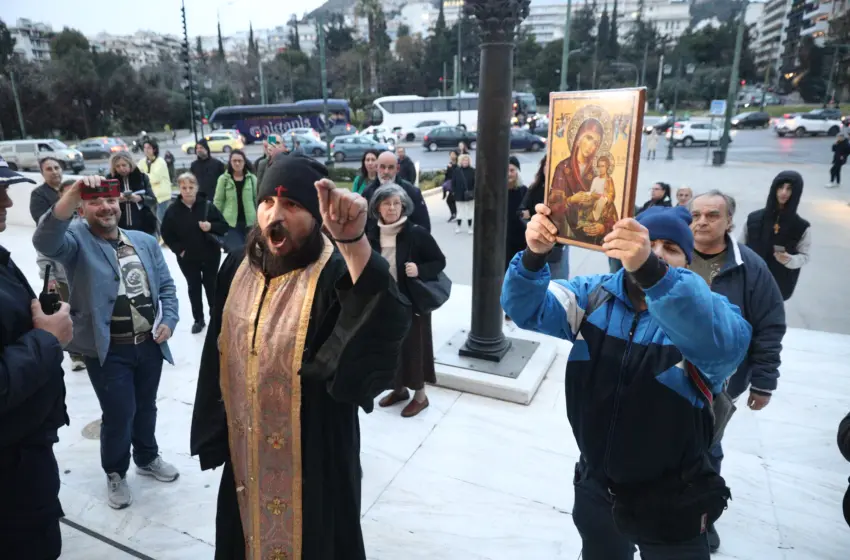 Πινακοθήκη/Νέα ένταση: Μέλη θρησκευτικών οργανώσεων επιτέθηκαν σε υπερασπιστές της Τέχνης (εικόνες)