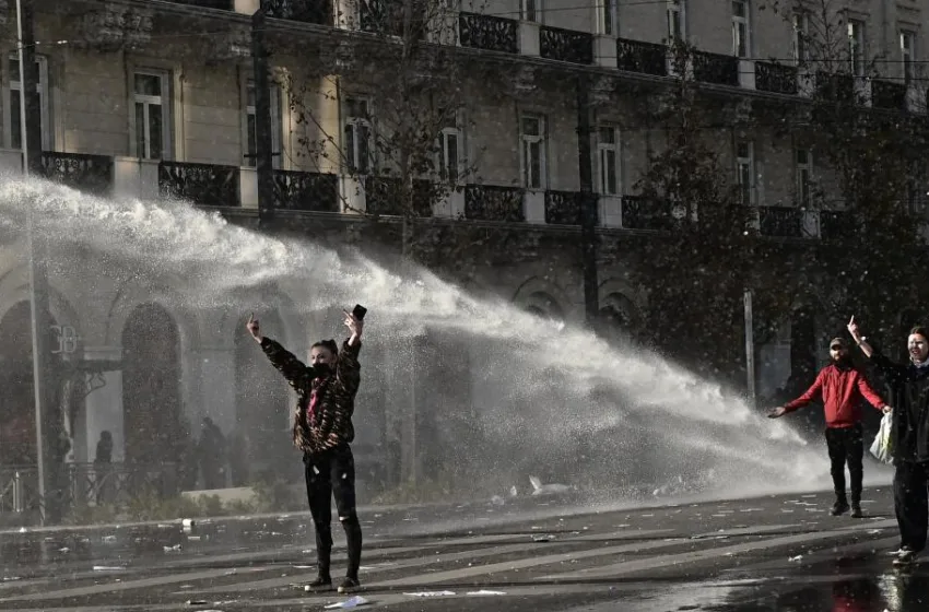 Η απάντηση Πλακιά για τη νεαρή διαδηλώτρια που την παρουσιάζουν… ως 55χρονη γερμανίδα