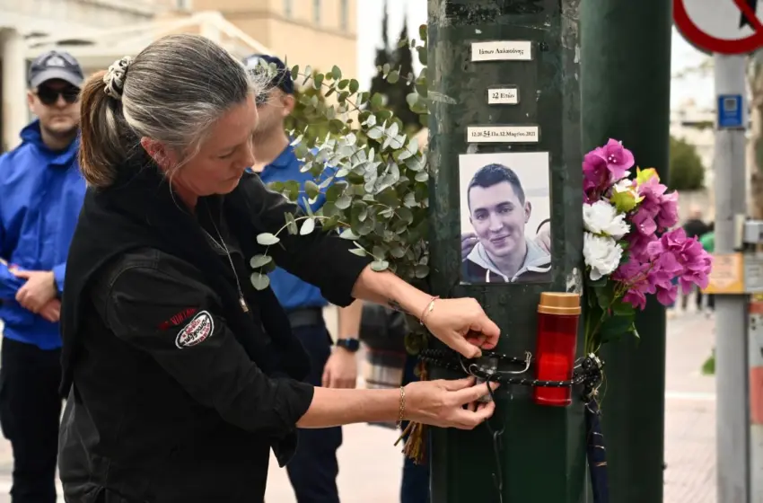 Βουλή: Συγκέντρωση για τον Ιάσονα-“Αυτή η χώρα σκοτώνει τα παιδιά της”