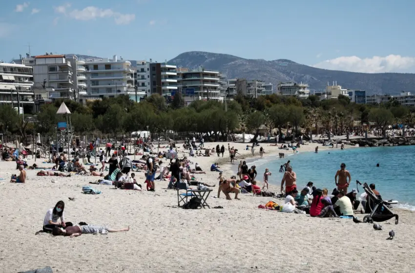 Μάρτης σαν καλοκαίρι: Στις παραλίες ο κόσμος για μπάνιο και ηλιοθεραπεία