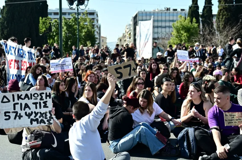 Τέμπη: Καθιστική διαμαρτυρία στη Βουλή – Πέντε συλλήψεις και δεκάδες προσαγωγές