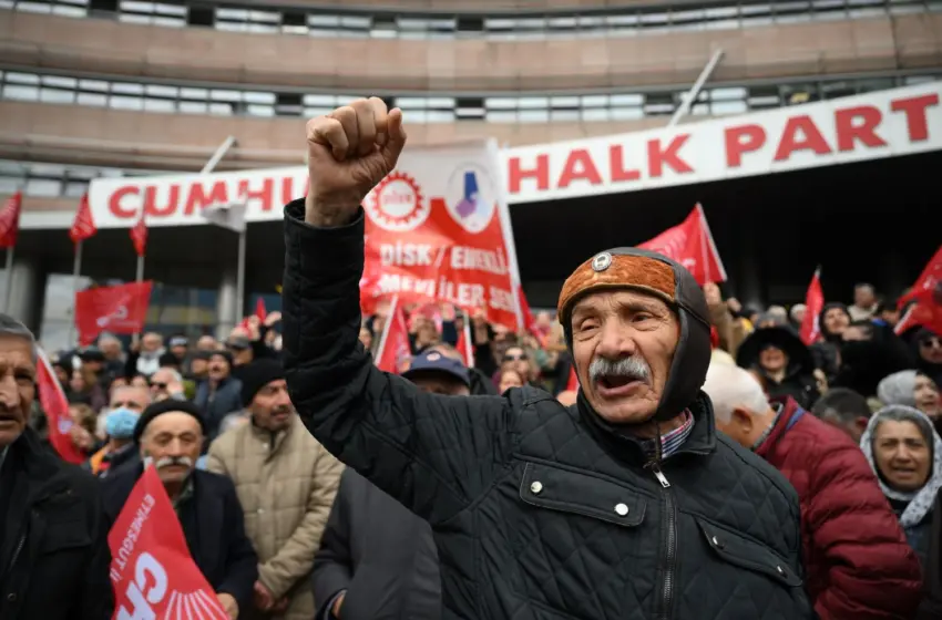 Τουρκία: Δήμαρχοι, επιχειρηματίες κι ένας τραγουδιστής στους 105 που συνελήφθησαν με τον Ιμάμογλου