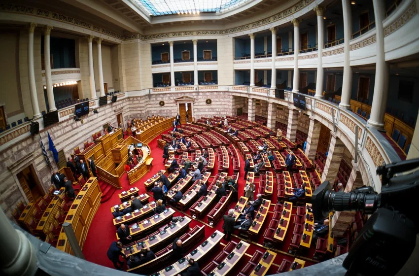 ΒΟΥΛΗ LIVE Ψηφίζεται η προανακριτική για Τριαντόπουλο